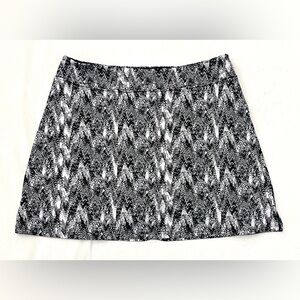 Tranquility Women’s Black & White Patterned Skort - Skirt w Black Shorts Small